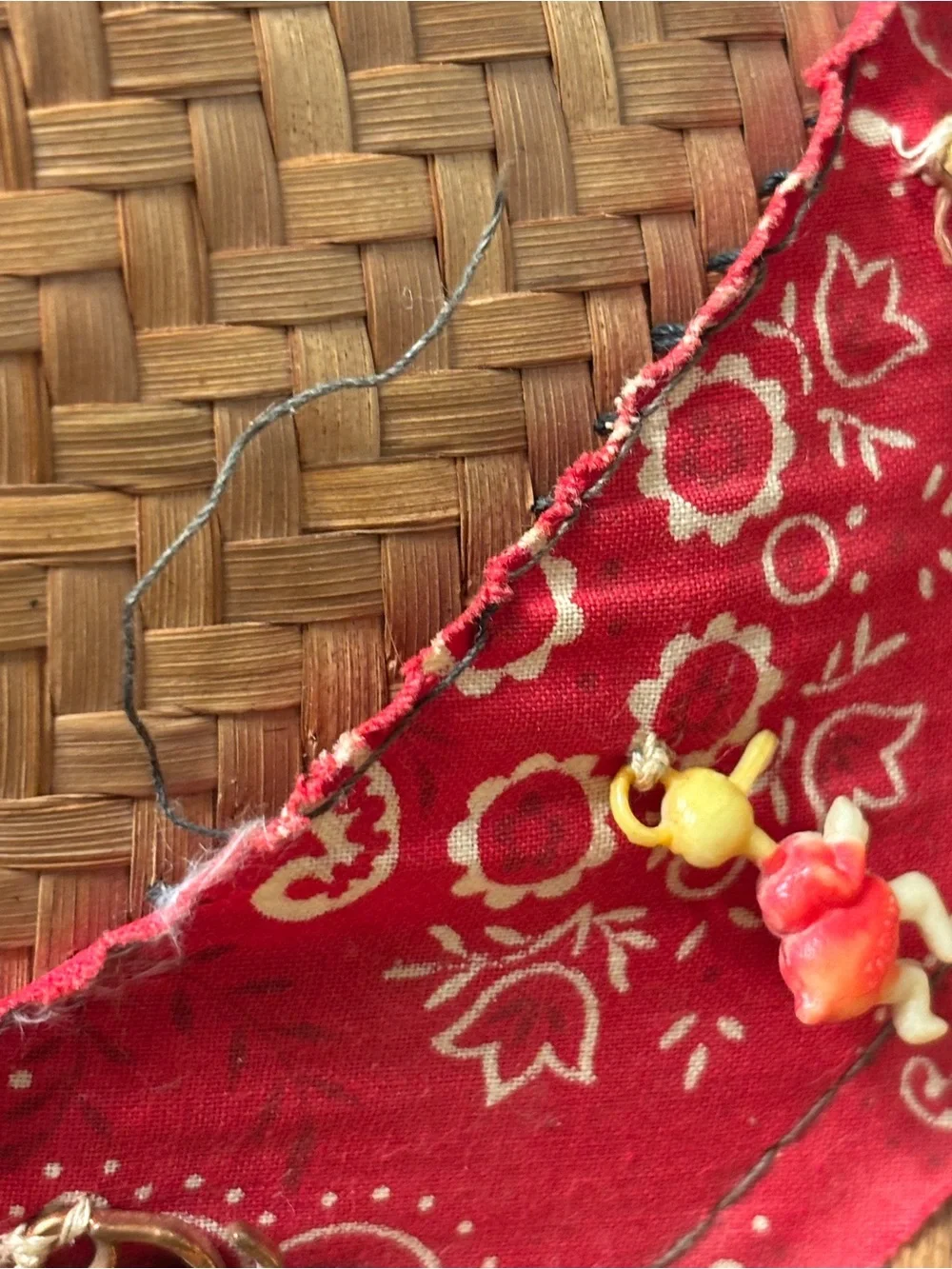 RARE FIND - 1960’s Novelty Charm Trim Straw Fedora Hat Red Paisley Bandana - S